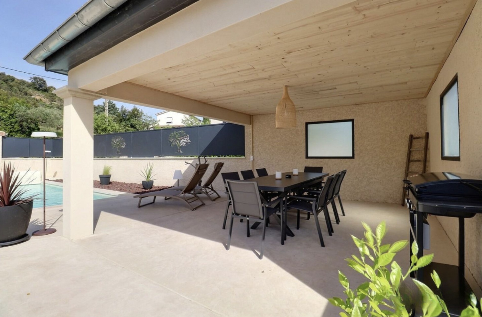 Vue générale maison piscine