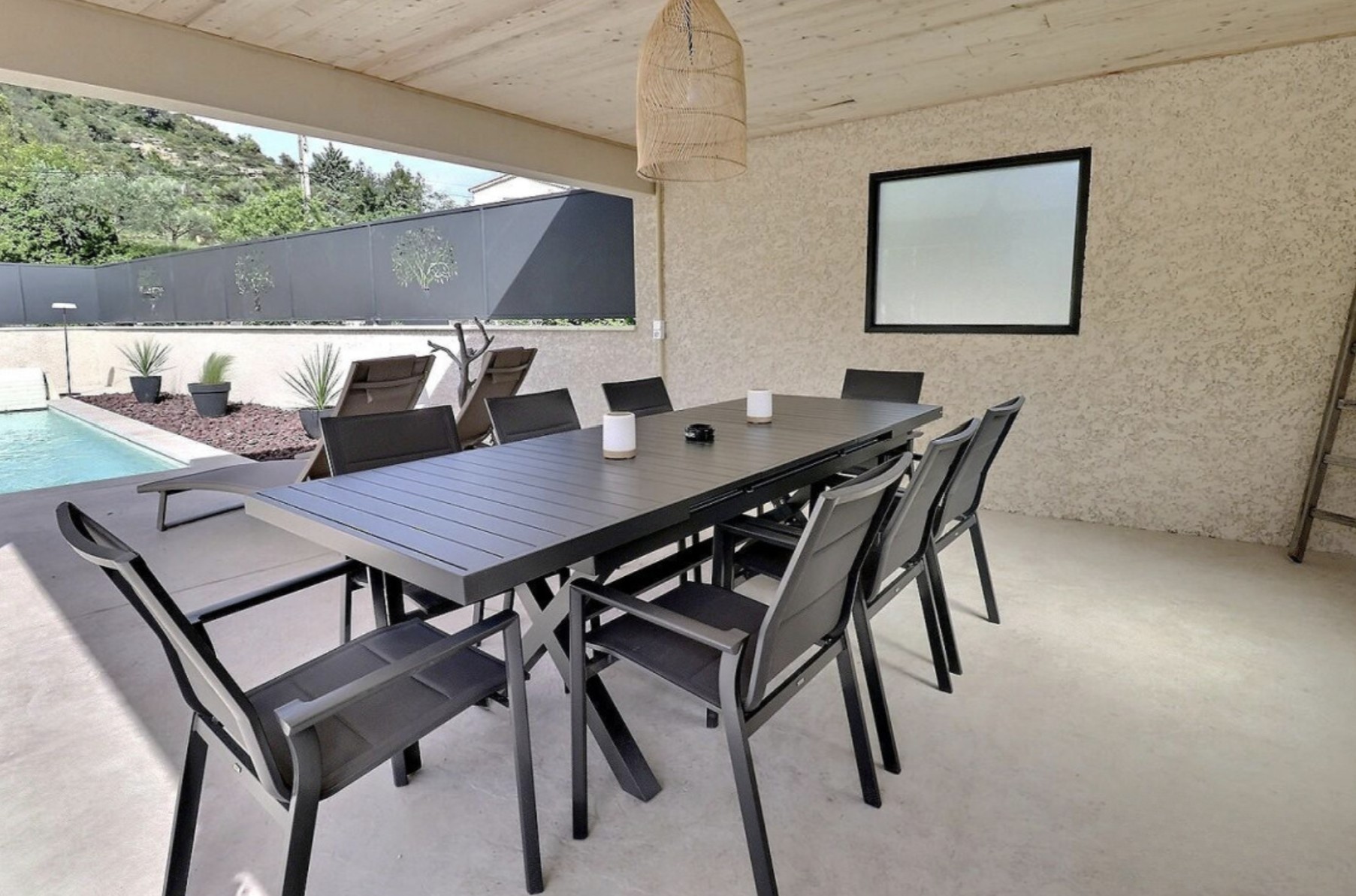 Terrasse avec pool house